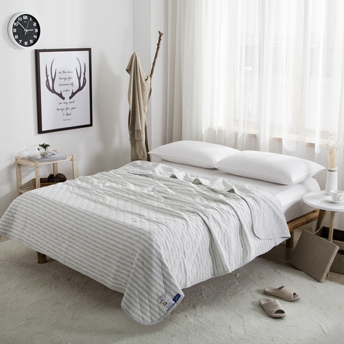 91家纺网 家纺一手货源 找家纺 琪琪阁 2022新款针织棉夏被宽条纹系列 浅灰条纹