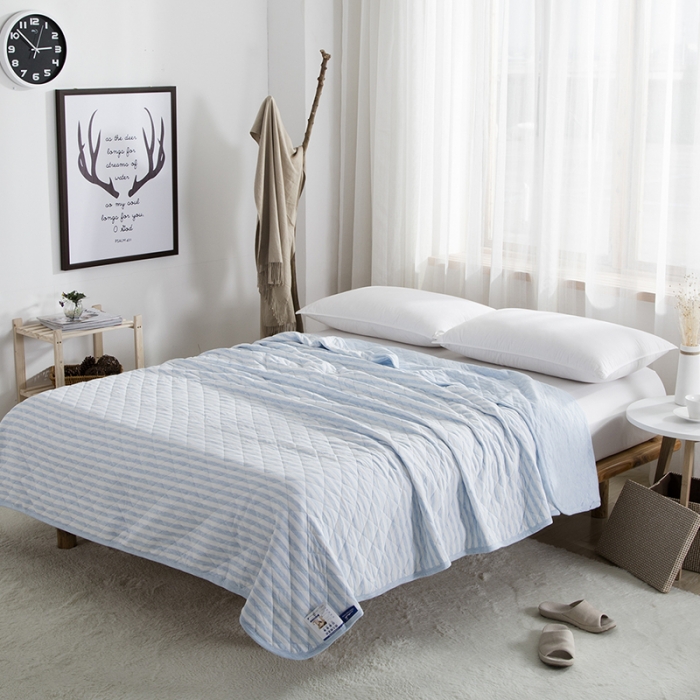 91家纺网 家纺一手货源 找家纺 琪琪阁 2022新款针织棉夏被宽条纹系列 浅蓝条纹