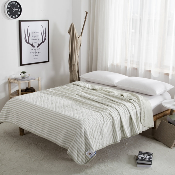 91家纺网 家纺一手货源 找家纺 琪琪阁 2022新款针织棉夏被宽条纹系列 浅绿条纹