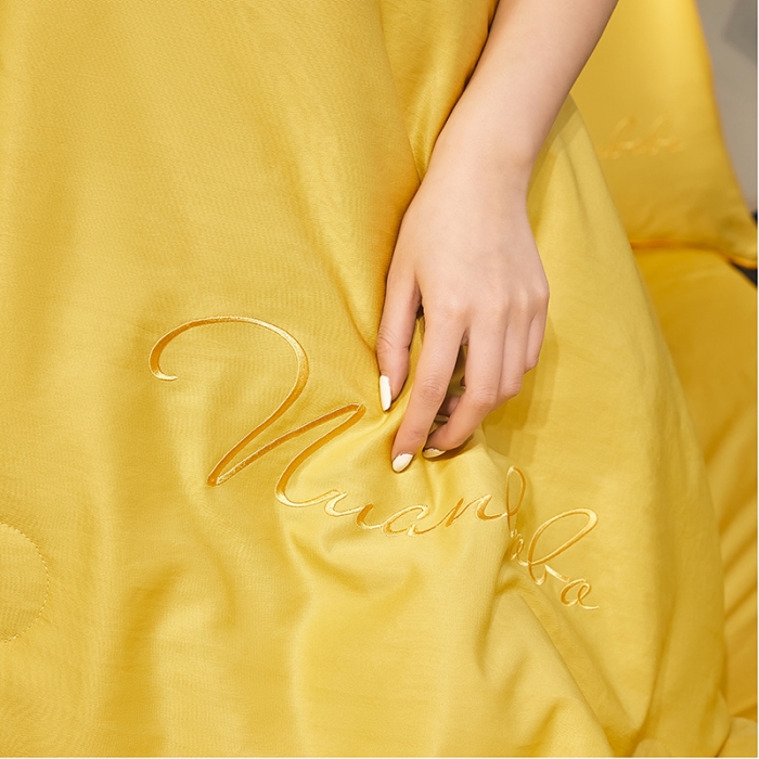 91家纺网 家纺一手货源 找家纺 啊雅 2025新款水洗冰丝夏被四件套 艳黄色