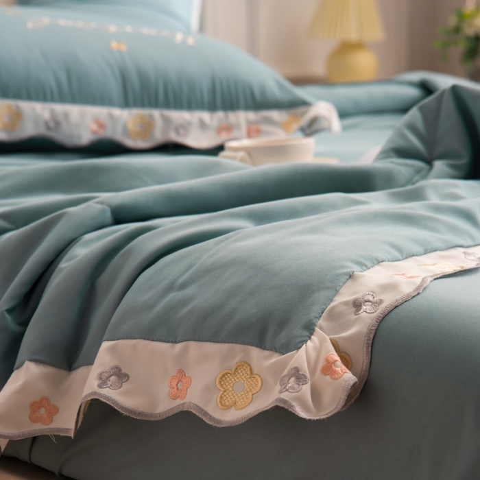 91家纺网 家纺一手货源 找家纺 安妮家居 2021新款泫雅风水洗刺绣夏被四件套 宾利蓝