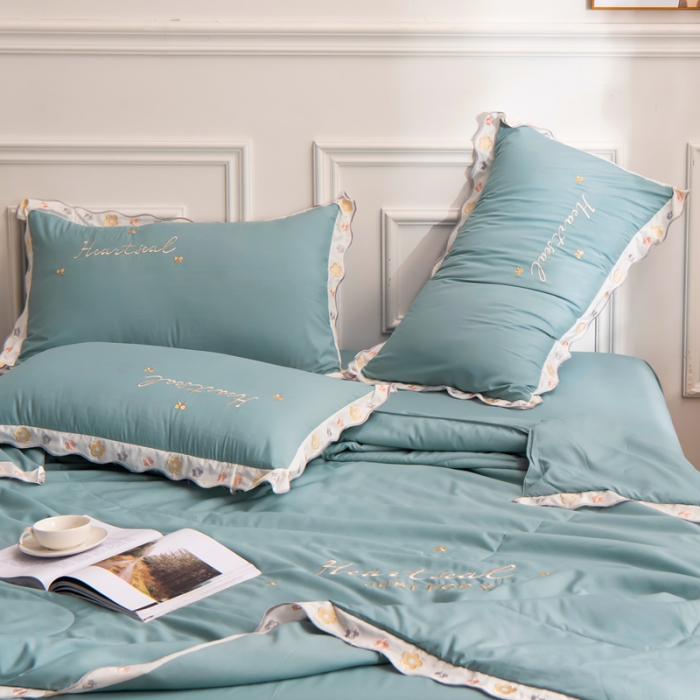 91家纺网 家纺一手货源 找家纺 安妮家居 2021新款泫雅风水洗刺绣夏被四件套 宾利蓝