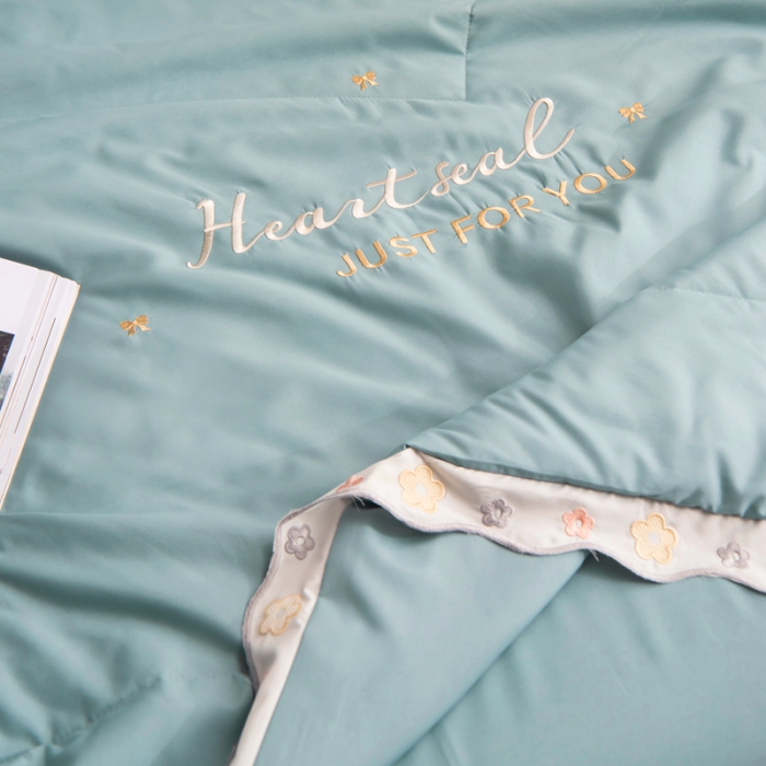 91家纺网 家纺一手货源 找家纺 安妮家居 2021新款泫雅风水洗刺绣夏被四件套 宾利蓝