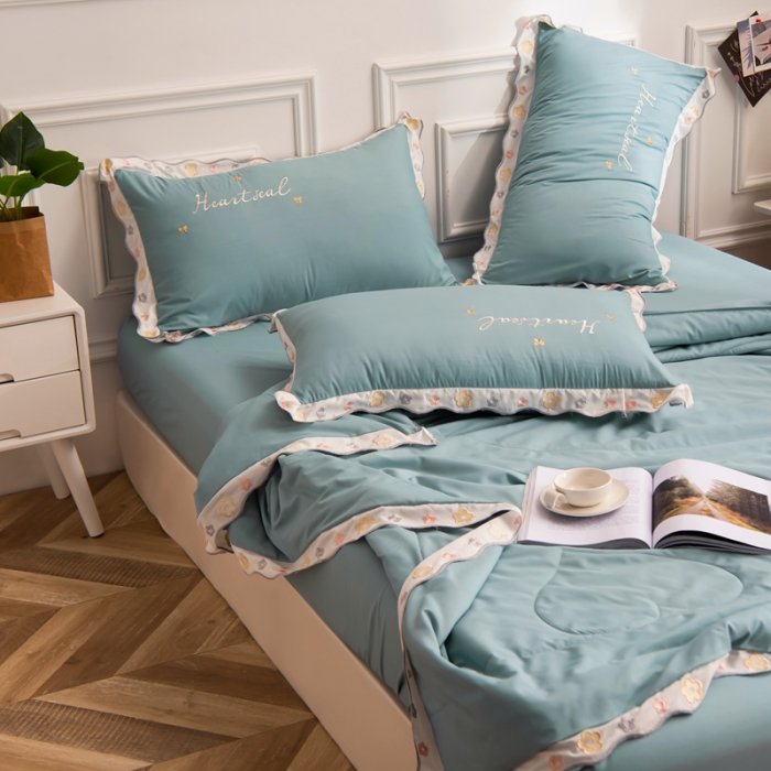 91家纺网 家纺一手货源 找家纺 安妮家居 2021新款泫雅风水洗刺绣夏被四件套 宾利蓝