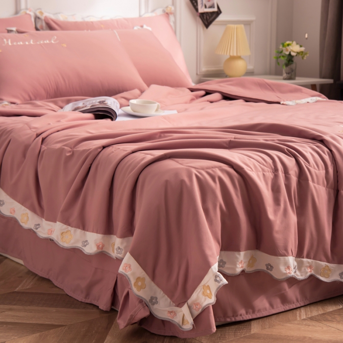 91家纺网 家纺一手货源 找家纺 安妮家居 2021新款泫雅风水洗刺绣夏被四件套 豆沙