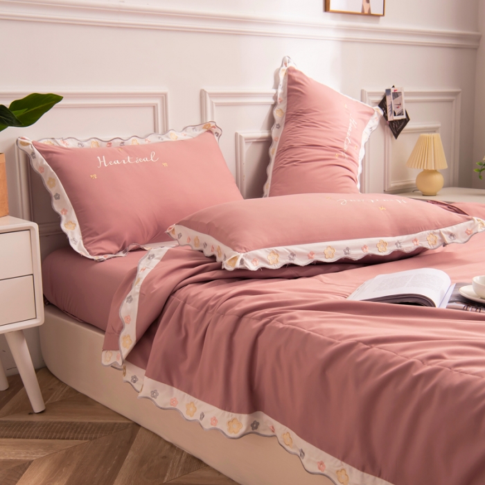 91家纺网 家纺一手货源 找家纺 安妮家居 2021新款泫雅风水洗刺绣夏被四件套 豆沙