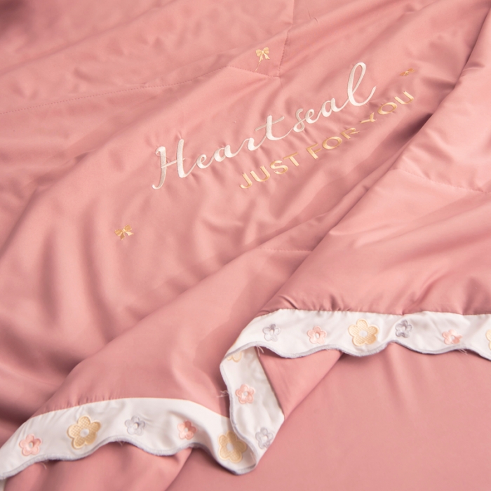 91家纺网 家纺一手货源 找家纺 安妮家居 2021新款泫雅风水洗刺绣夏被四件套 豆沙