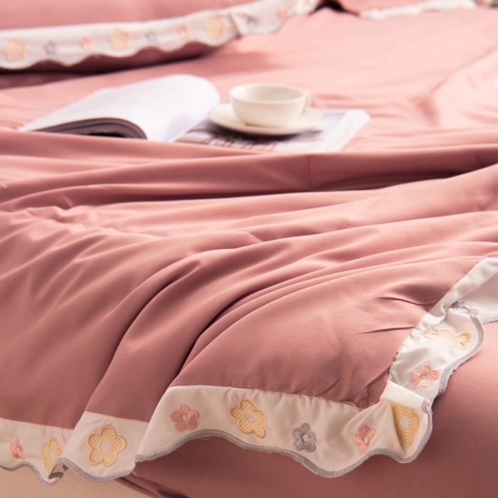 91家纺网 家纺一手货源 找家纺 安妮家居 2021新款泫雅风水洗刺绣夏被四件套 豆沙