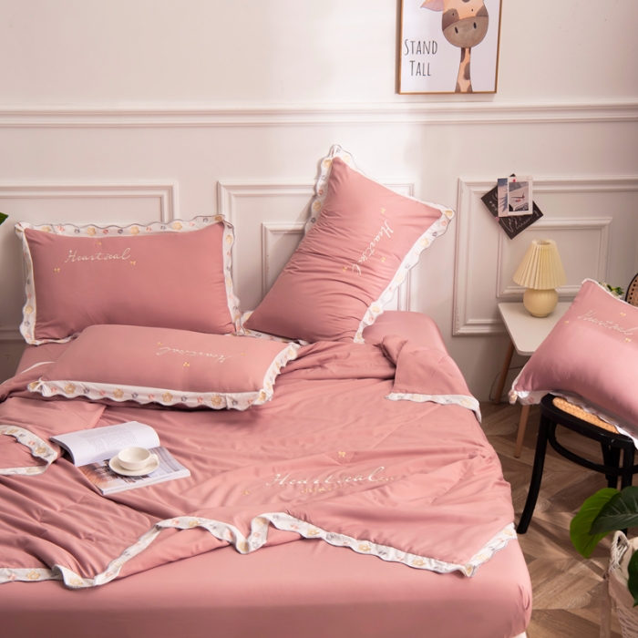 91家纺网 家纺一手货源 找家纺 安妮家居 2021新款泫雅风水洗刺绣夏被四件套 豆沙