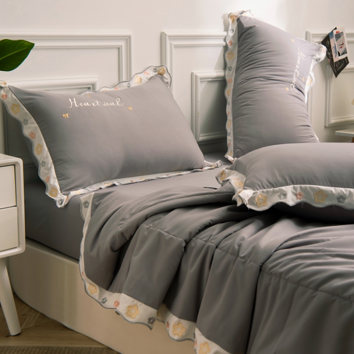 91家纺网 家纺一手货源 找家纺 安妮家居 2021新款泫雅风水洗刺绣夏被四件套 爵士灰