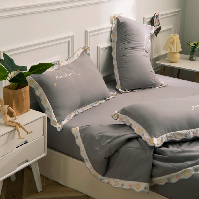 91家纺网 家纺一手货源 找家纺 安妮家居 2021新款泫雅风水洗刺绣夏被四件套 爵士灰