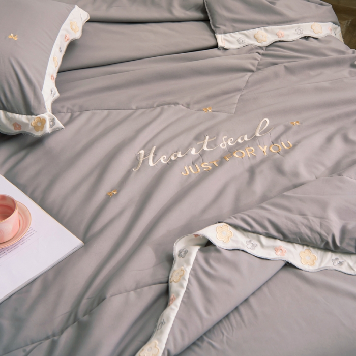 91家纺网 家纺一手货源 找家纺 安妮家居 2021新款泫雅风水洗刺绣夏被四件套 爵士灰