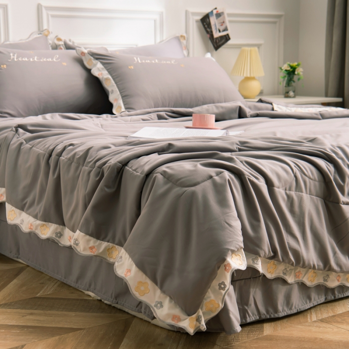 91家纺网 家纺一手货源 找家纺 安妮家居 2021新款泫雅风水洗刺绣夏被四件套 爵士灰