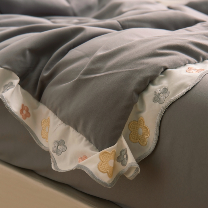 91家纺网 家纺一手货源 找家纺 安妮家居 2021新款泫雅风水洗刺绣夏被四件套 爵士灰