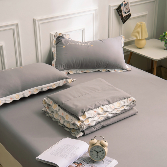 91家纺网 家纺一手货源 找家纺 安妮家居 2021新款泫雅风水洗刺绣夏被四件套 爵士灰