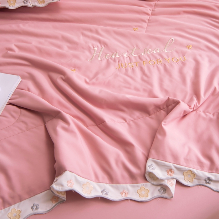 91家纺网 家纺一手货源 找家纺 安妮家居 2021新款泫雅风水洗刺绣夏被四件套 少女粉