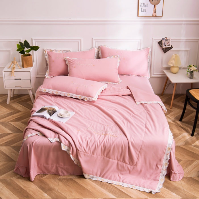91家纺网 家纺一手货源 找家纺 安妮家居 2021新款泫雅风水洗刺绣夏被四件套 少女粉