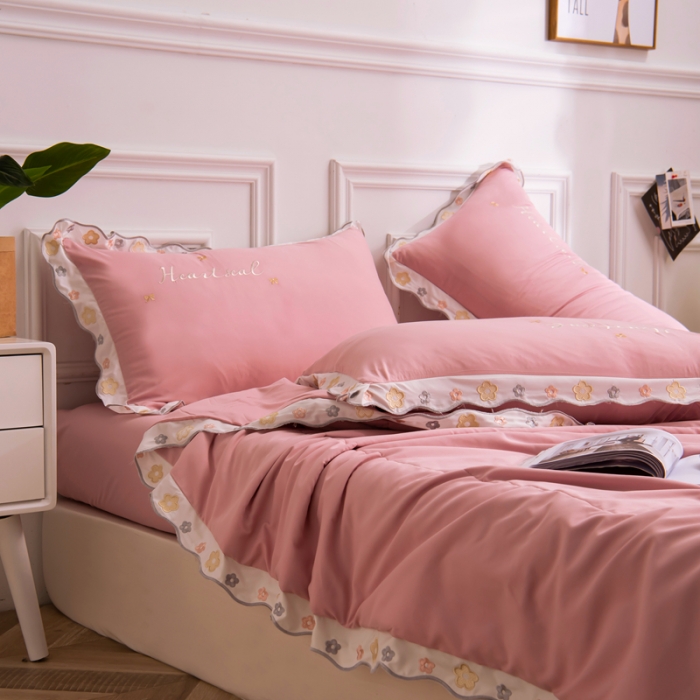 91家纺网 家纺一手货源 找家纺 安妮家居 2021新款泫雅风水洗刺绣夏被四件套 少女粉