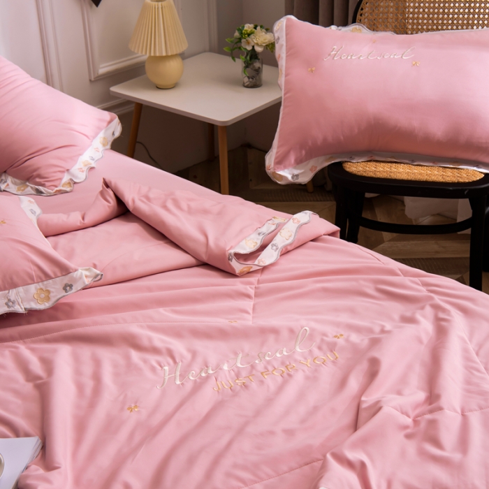 91家纺网 家纺一手货源 找家纺 安妮家居 2021新款泫雅风水洗刺绣夏被四件套 少女粉