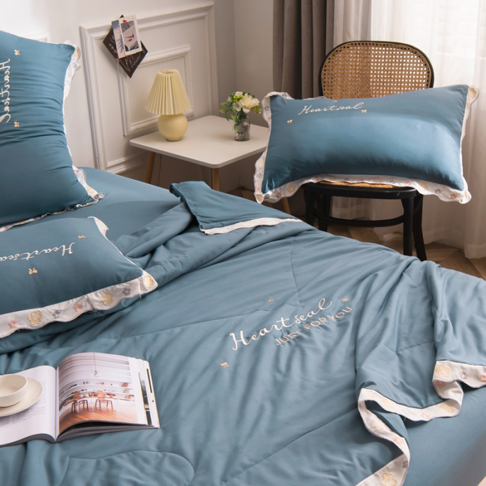 91家纺网 家纺一手货源 找家纺 安妮家居 2021新款泫雅风水洗刺绣夏被四件套 星空蓝