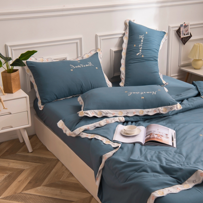 91家纺网 家纺一手货源 找家纺 安妮家居 2021新款泫雅风水洗刺绣夏被四件套 星空蓝