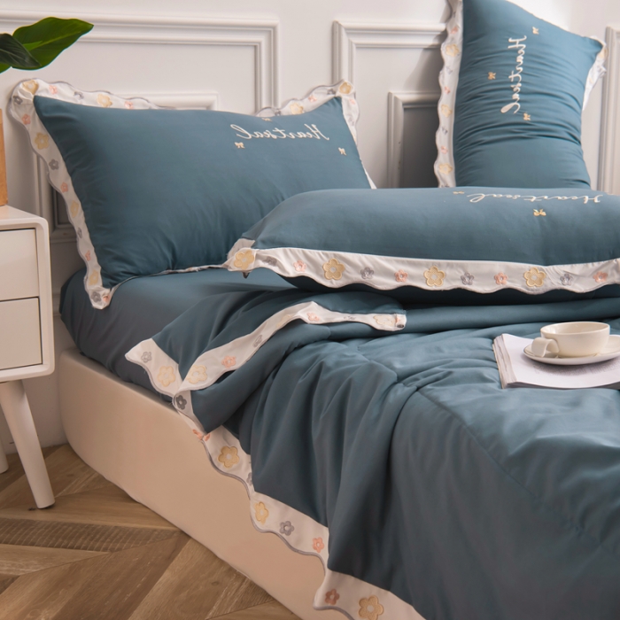 91家纺网 家纺一手货源 找家纺 安妮家居 2021新款泫雅风水洗刺绣夏被四件套 星空蓝