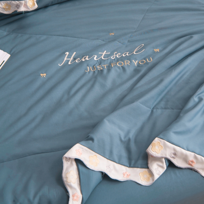 91家纺网 家纺一手货源 找家纺 安妮家居 2021新款泫雅风水洗刺绣夏被四件套 星空蓝