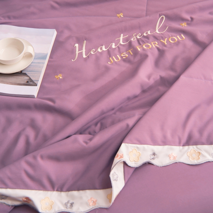 91家纺网 家纺一手货源 找家纺 安妮家居 2021新款泫雅风水洗刺绣夏被四件套 优雅紫