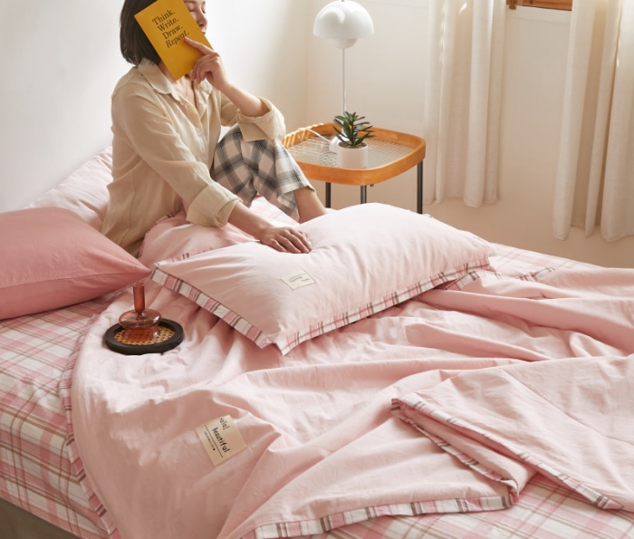 91家纺网 家纺一手货源 找家纺 202140支水洗棉拼边大豆纤维夏被四件套 桃粉