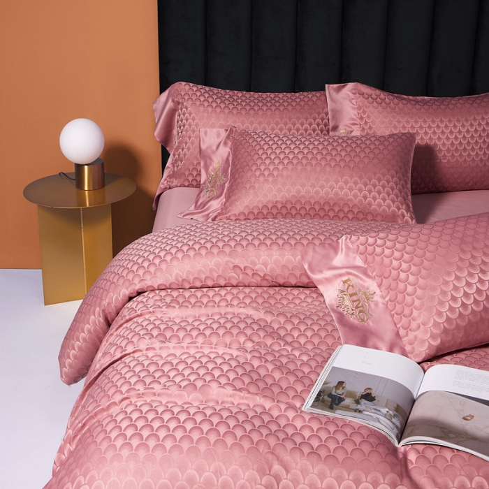 91家纺网 家纺一手货源 找家纺 眠帛2021新款60S贡缎提花全棉轻奢风四件套 路易斯豆沙