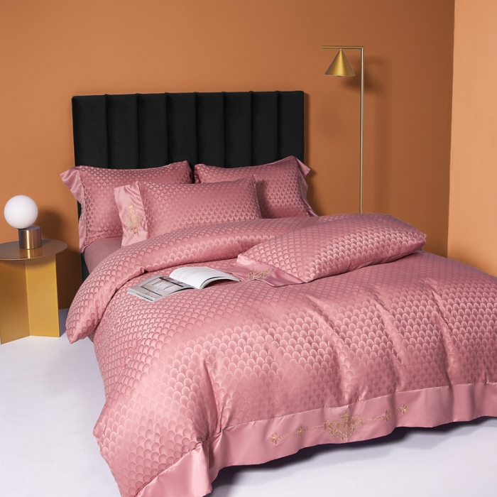 91家纺网 家纺一手货源 找家纺 眠帛2021新款60S贡缎提花全棉轻奢风四件套 路易斯豆沙