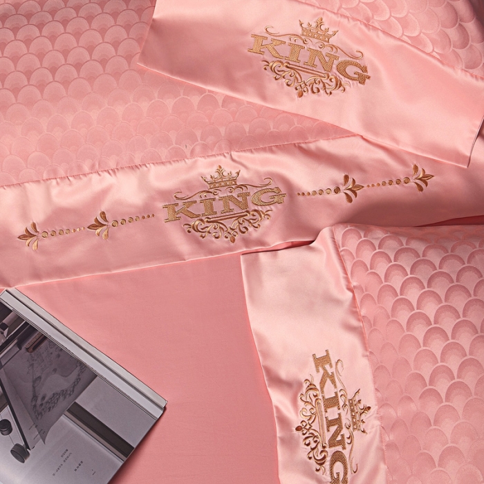 91家纺网 家纺一手货源 找家纺 眠帛2021新款60S贡缎提花全棉轻奢风四件套 路易斯粉