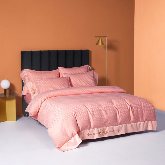 91家纺网 家纺一手货源 找家纺 眠帛2021新款60S贡缎提花全棉轻奢风四件套 路易斯粉