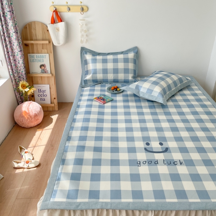 91家纺网 家纺一手货源 找家纺 时年 2021新款水洗养生冰丝凉席 蓝格笑脸