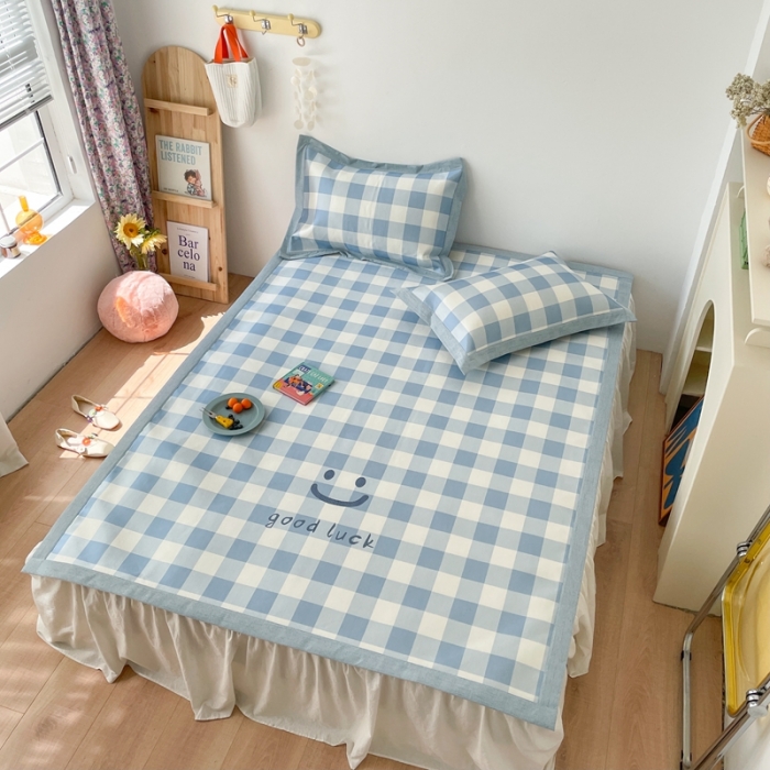 91家纺网 家纺一手货源 找家纺 时年 2021新款水洗养生冰丝凉席 蓝格笑脸