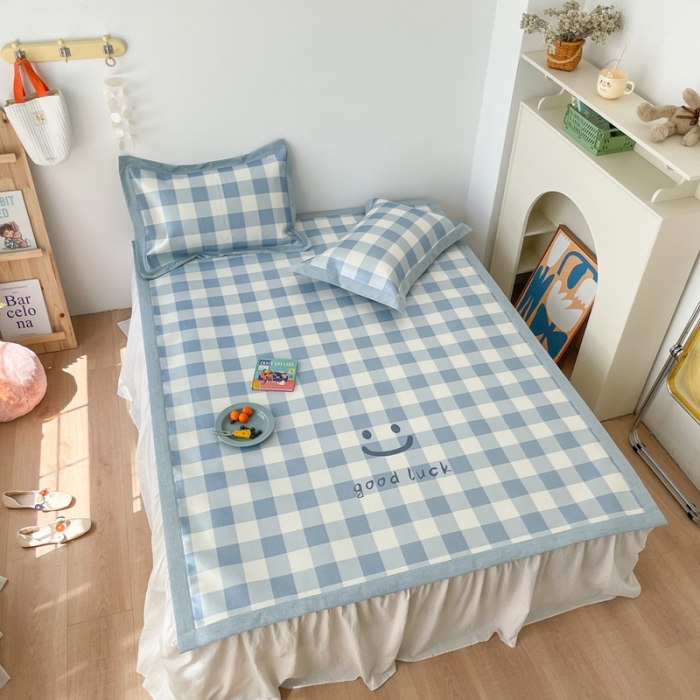 91家纺网 家纺一手货源 找家纺 时年 2021新款水洗养生冰丝凉席 蓝格笑脸