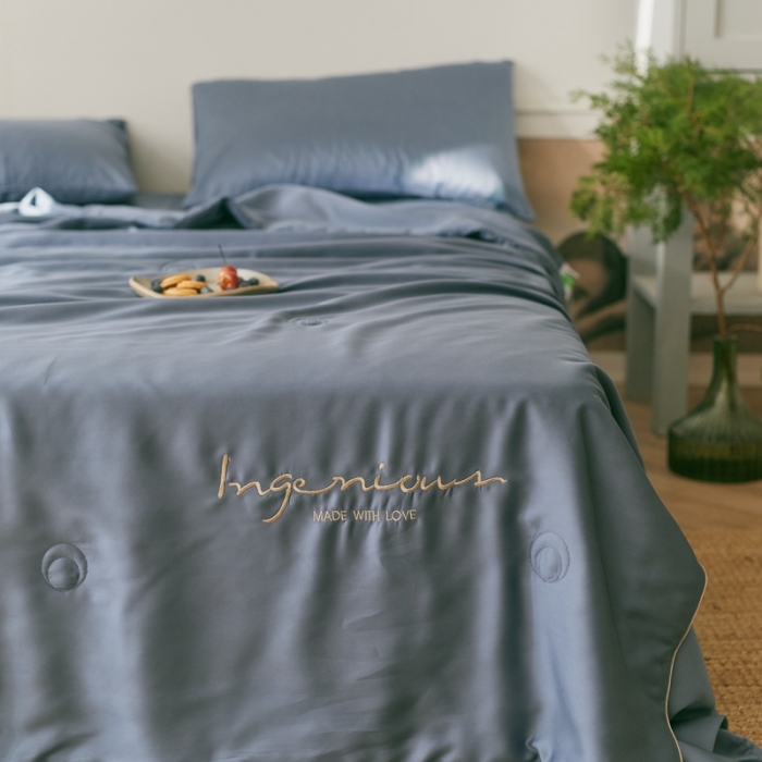 91家纺网 家纺一手货源 找家纺 丽笙 2021新款60兰精天丝素色刺绣系列夏被 简朴蓝