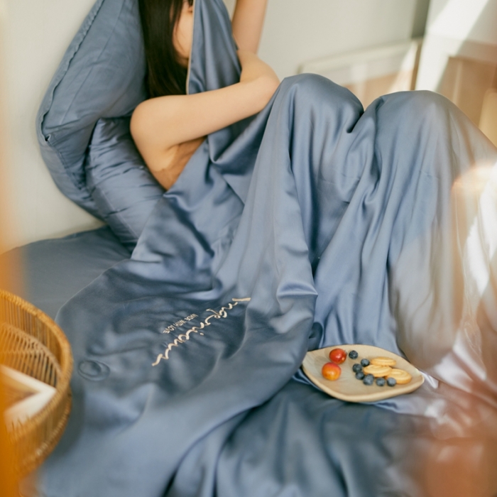 91家纺网 家纺一手货源 找家纺 丽笙 2021新款60兰精天丝素色刺绣系列夏被 简朴蓝