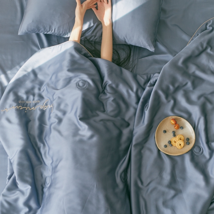 91家纺网 家纺一手货源 找家纺 丽笙 2021新款60兰精天丝素色刺绣系列夏被 简朴蓝