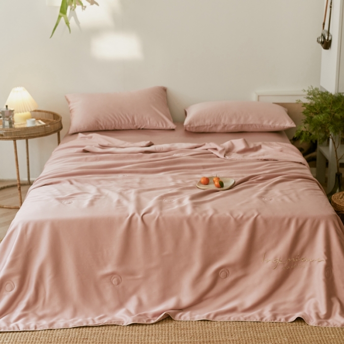 91家纺网 家纺一手货源 找家纺 丽笙 2021新款60兰精天丝素色刺绣系列夏被 珊瑚粉