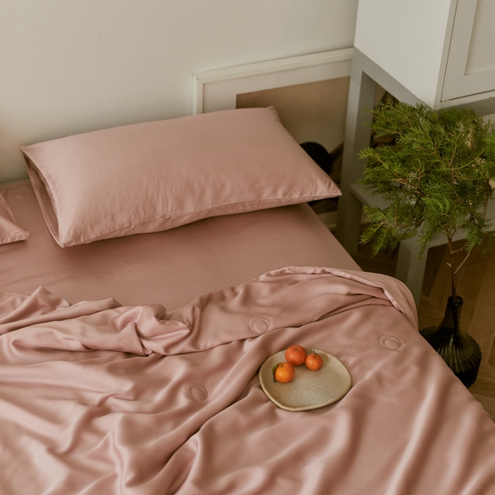 91家纺网 家纺一手货源 找家纺 丽笙 2021新款60兰精天丝素色刺绣系列夏被 珊瑚粉