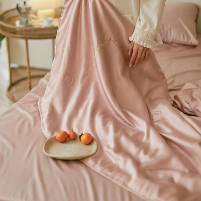 91家纺网 家纺一手货源 找家纺 丽笙 2021新款60兰精天丝素色刺绣系列夏被 珊瑚粉