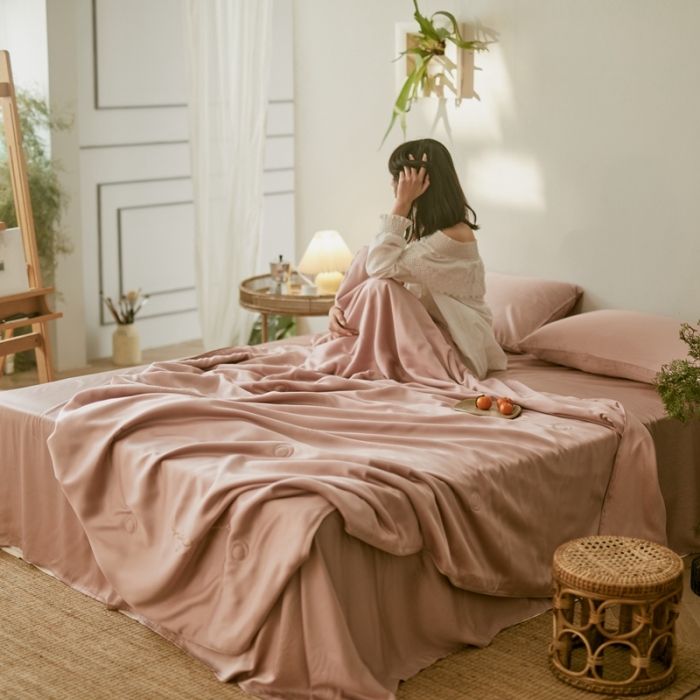 91家纺网 家纺一手货源 找家纺 丽笙 2021新款60兰精天丝素色刺绣系列夏被 珊瑚粉