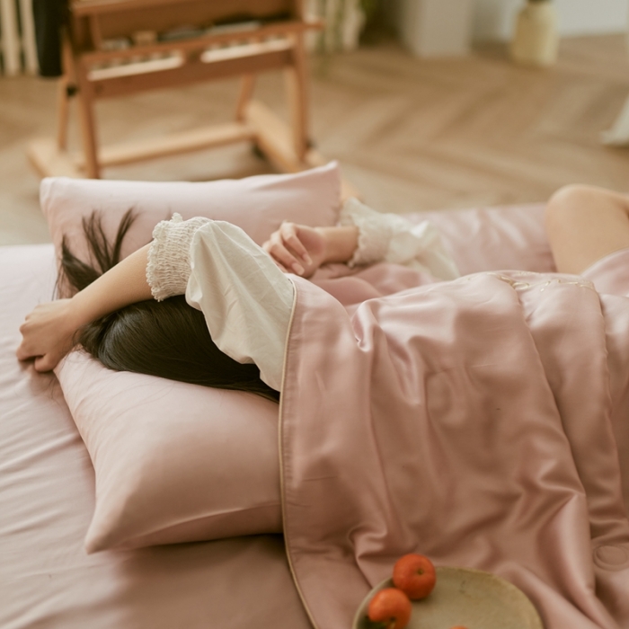 91家纺网 家纺一手货源 找家纺 丽笙 2021新款60兰精天丝素色刺绣系列夏被 珊瑚粉