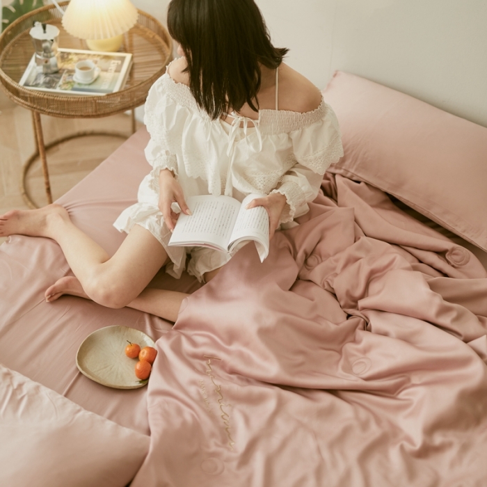91家纺网 家纺一手货源 找家纺 丽笙 2021新款60兰精天丝素色刺绣系列夏被 珊瑚粉