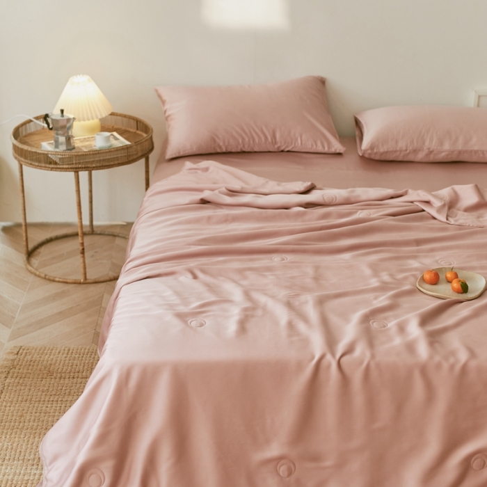 91家纺网 家纺一手货源 找家纺 丽笙 2021新款60兰精天丝素色刺绣系列夏被 珊瑚粉