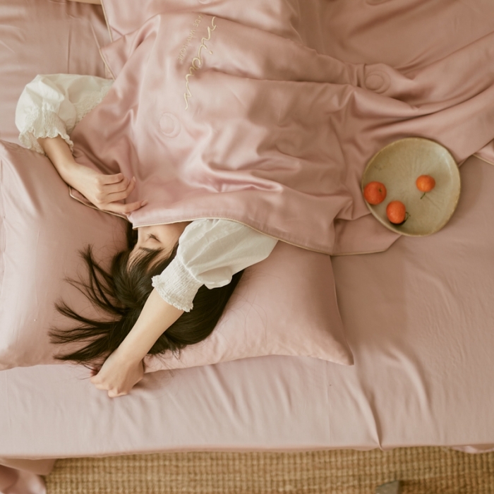 91家纺网 家纺一手货源 找家纺 丽笙 2021新款60兰精天丝素色刺绣系列夏被 珊瑚粉