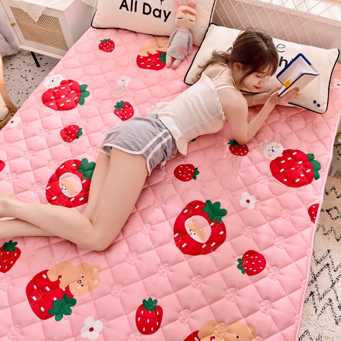 91家纺网 家纺一手货源 找家纺 寐珂 2025新款全棉大豆纤维床垫薄款 草莓乐园