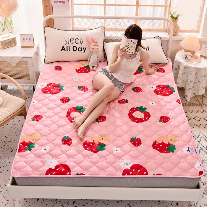 91家纺网 家纺一手货源 找家纺 寐珂 2025新款全棉大豆纤维床垫薄款 草莓乐园