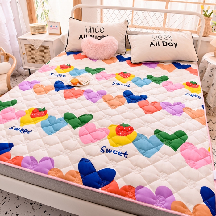 91家纺网 家纺一手货源 找家纺 寐珂 2025新款全棉大豆纤维床垫薄款 爱心草莓